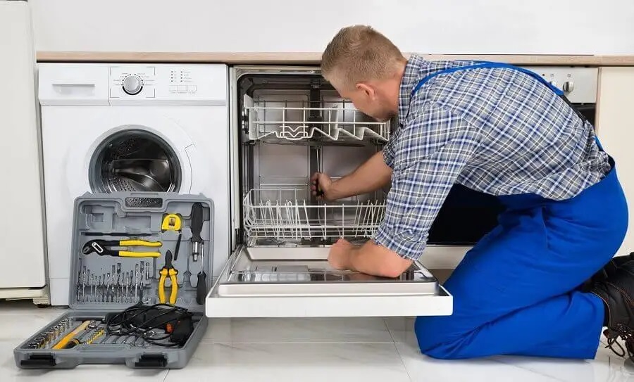 Etimesgut Hotpoint servisi teknisyen ekibi beyaz eşya tamiri yaparken